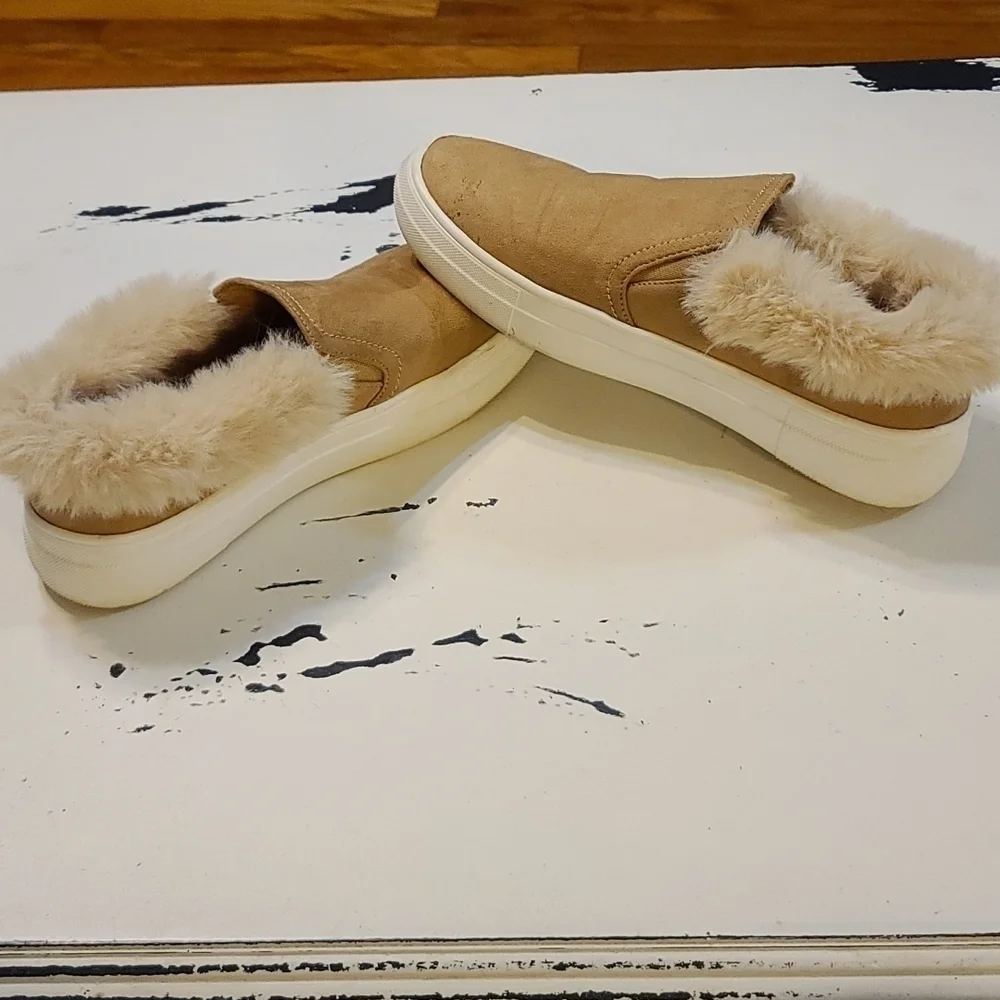 La Sheela Women's Slip-on Shoes Tan Faux Suede W/Cream Faux Fur Size 8 1/2‎ EUC